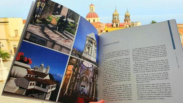 El libro de Sánchez y Méndez con la Parroquia de La Concepción al fondo.