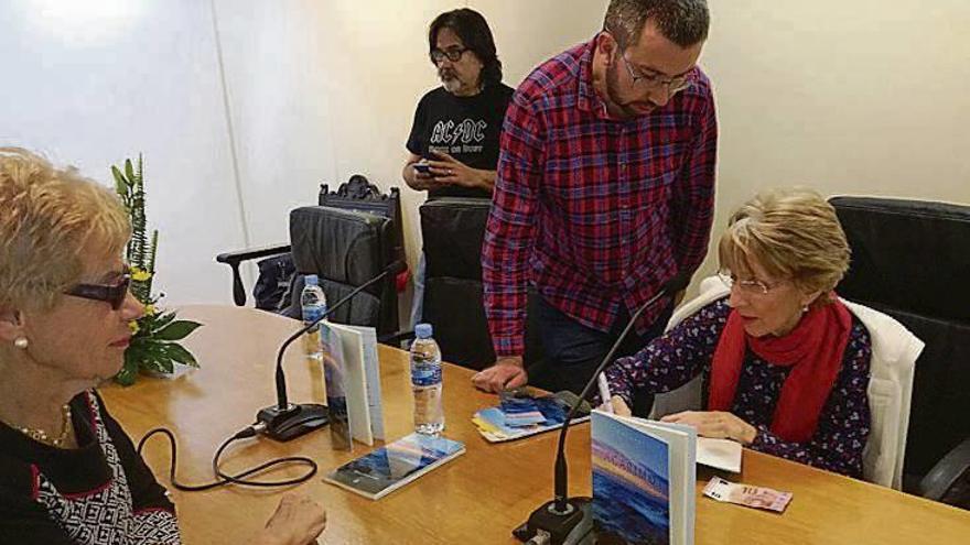 María Pintos durante la firma de ejemplares de su libro. // S. Álvarez