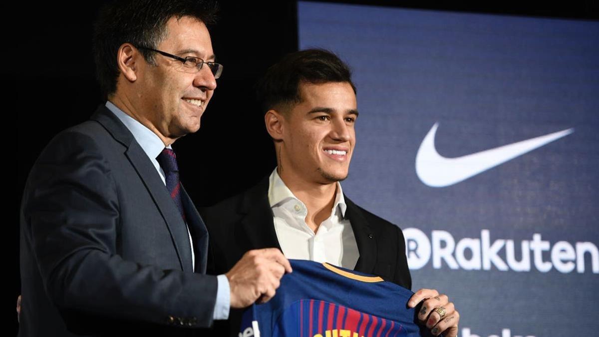 Coutinho posa junto al presidente mostrando la camiseta blaugrana.