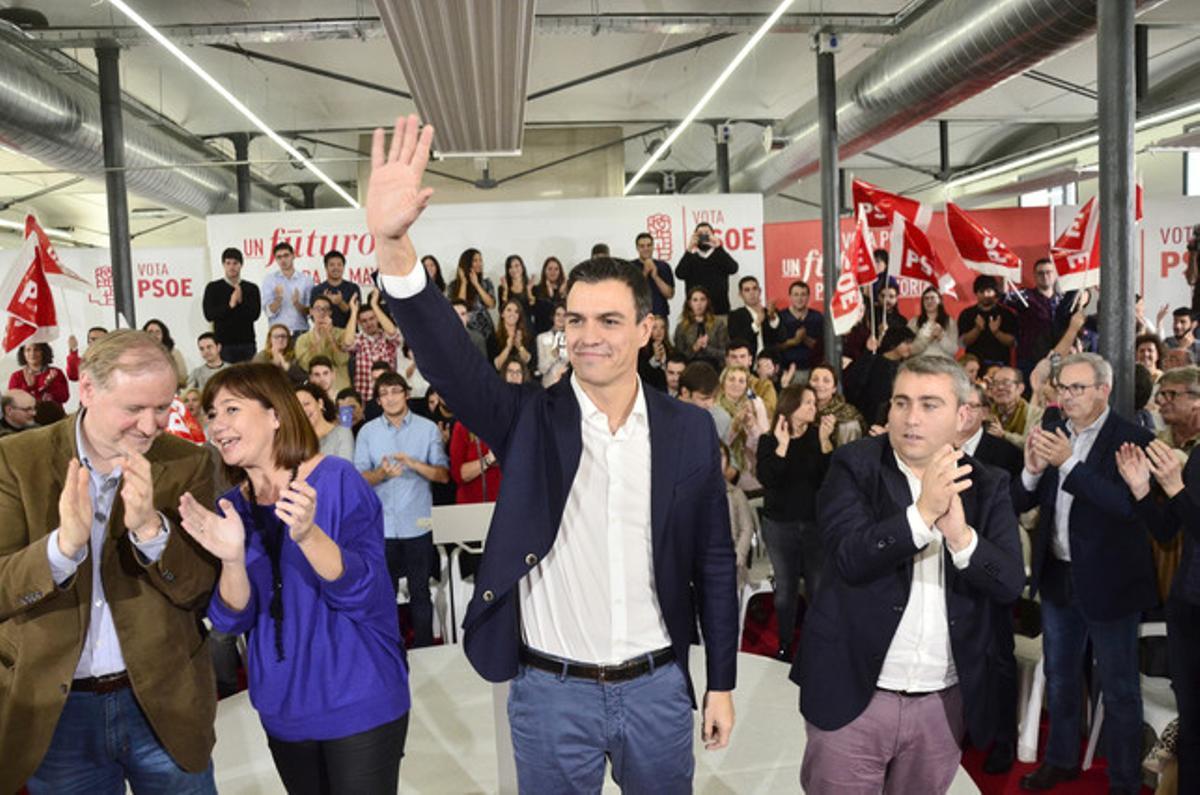  Pedro Sánchez, recolzat per dirigents del PSOE balear, aquest dissabte a Inca.