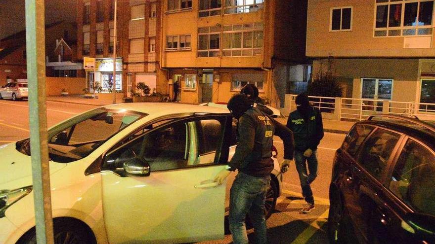 Efectivos de la UCO a su salida del registro del domicilio de B.F.F., en la avenida de Ourense, en Cangas. // Gonzalo Núñez