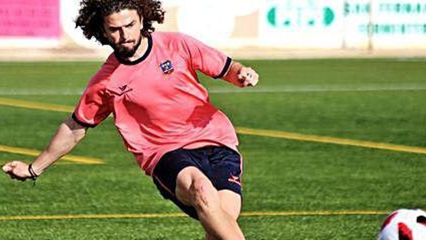 Javi Rosa, entrenando en el campo municipal de Sant Francesc hace unos días.