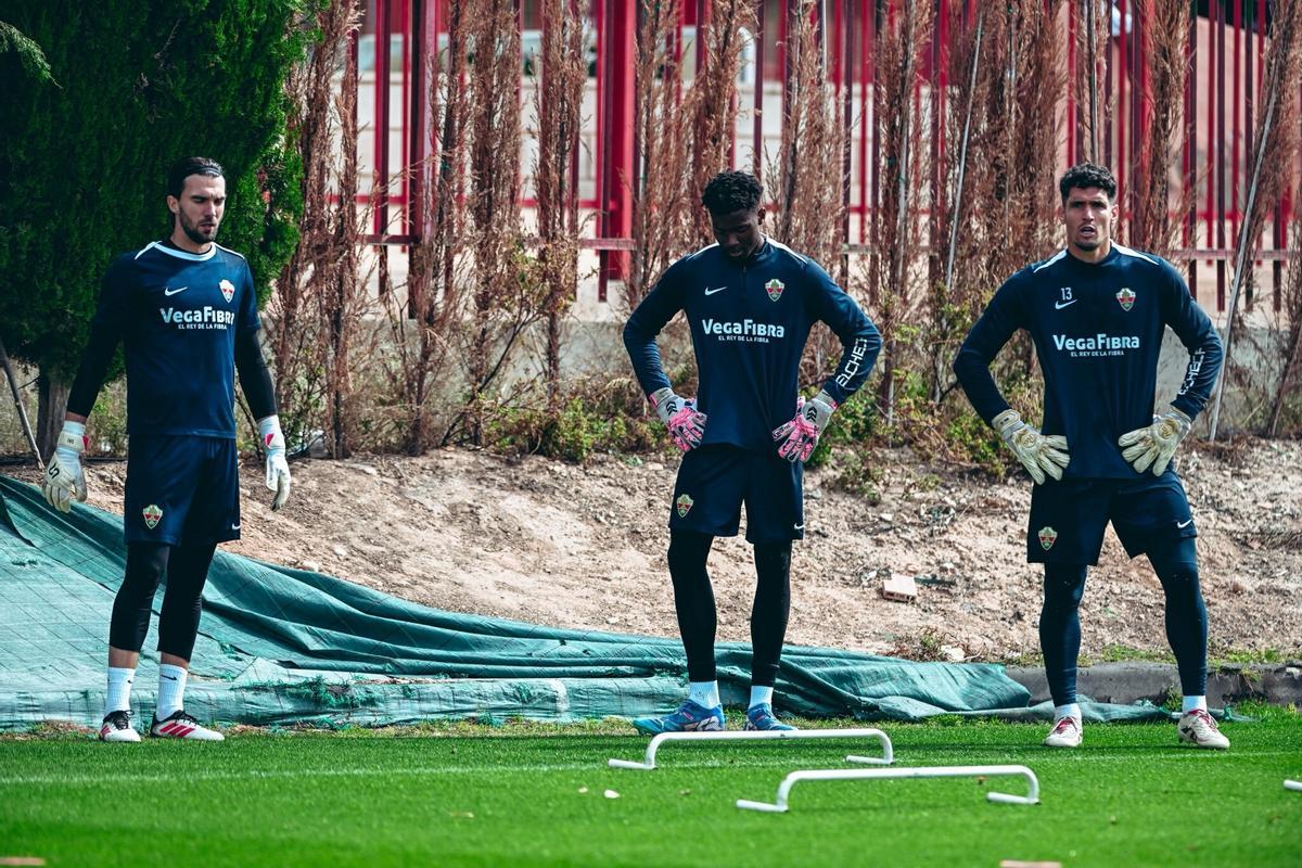 From left to right, Miguel San Román, Owen Bosch and Matías Dituro, during a training at Díez Iborra.