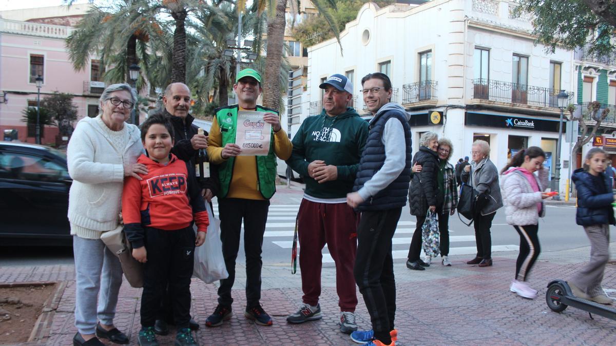 El vendedor posa feliz con el número del Cupón Diario que ha repartido tanta suerte en Benicàssim.