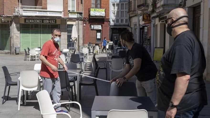 Hosteleros miden que la terraza cumple con la distancia de seguridad en Santa Clara.