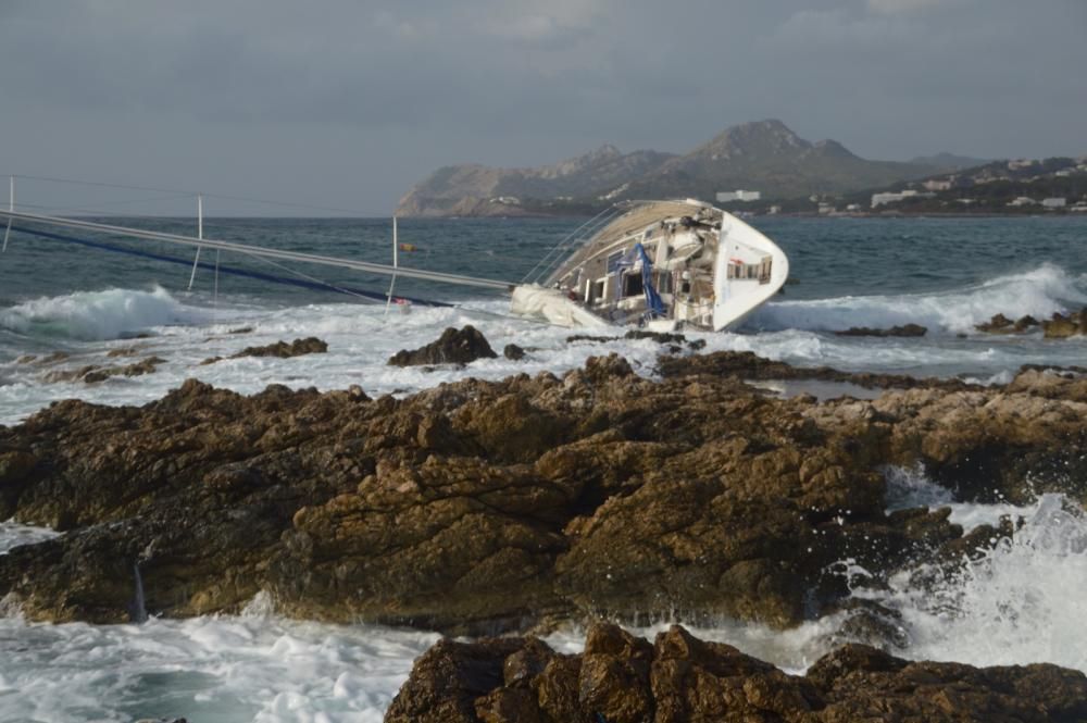 Rescatan a cuatro tripulantes de un velero que se estrelló en Cala Rajada