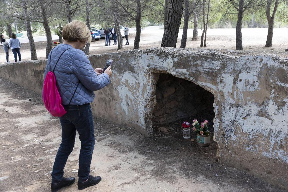 El PSPV de València conmemora el día de Todos los Santos en el Paredón de Paterna
