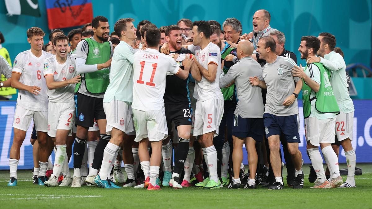 Los jugadores celebran con Unai Simón el pase a semifinales de la Eurocopa