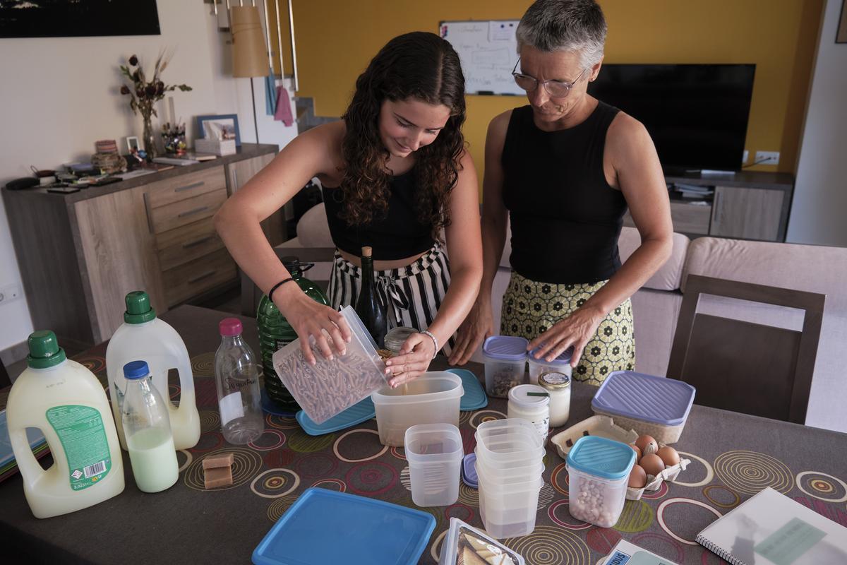 Un mes sense generar escombraries: la gesta que una noia ‘va imposar’ a la seva família per a un treball escolar