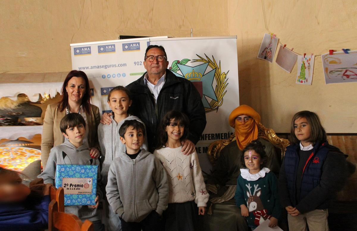 Los ganadores del 29º Concurso de Dibujo Infantil de Navidad de Cartagena, junto con el asesor del Colegio, Antonio Zaragoza, la representante de AMA Seguros, Patricia Plaza y el Paje Real