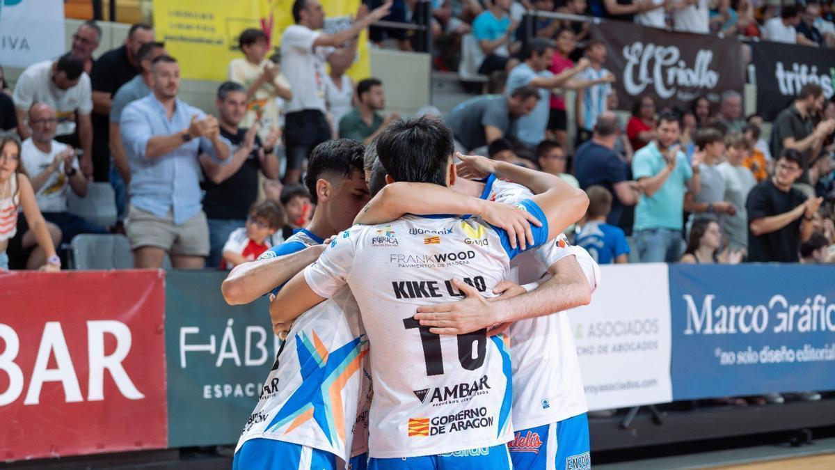 Los jugadores del Wanapix celebran uno de los goles