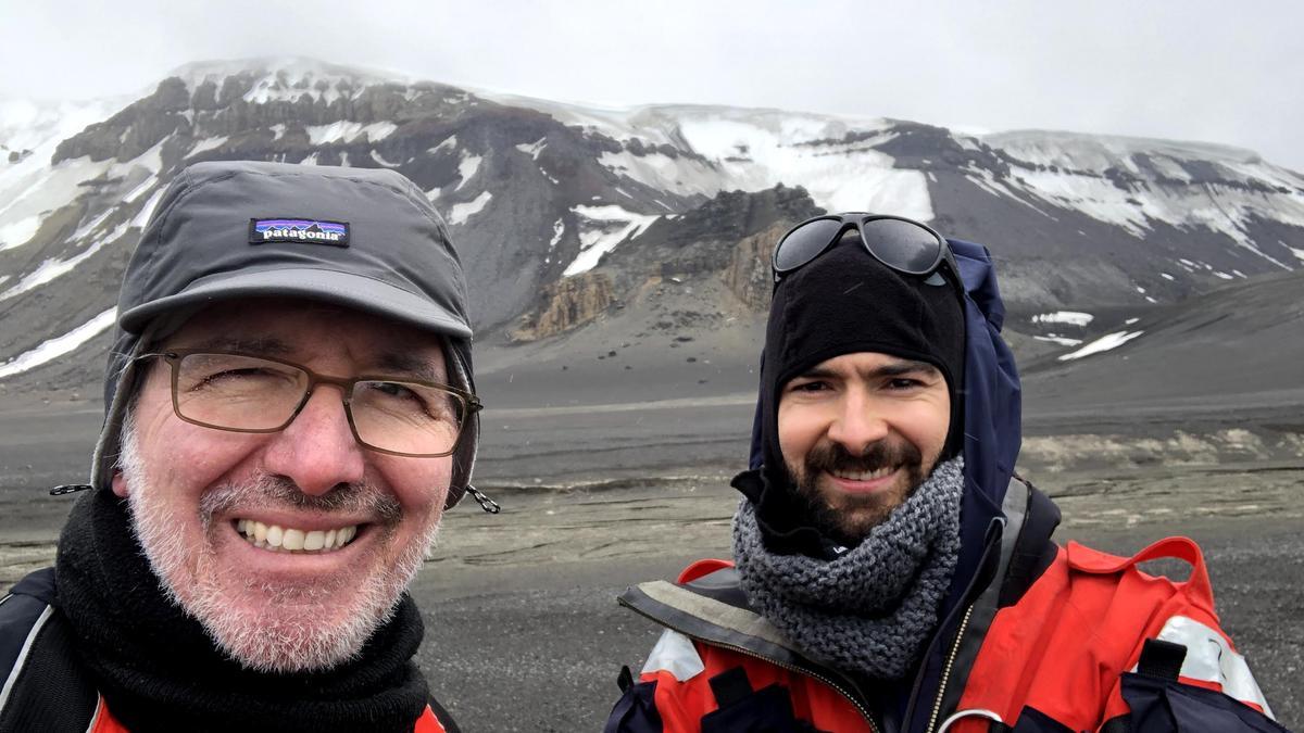 Jesús Anzano y César Marina posan en la Isla Livingston