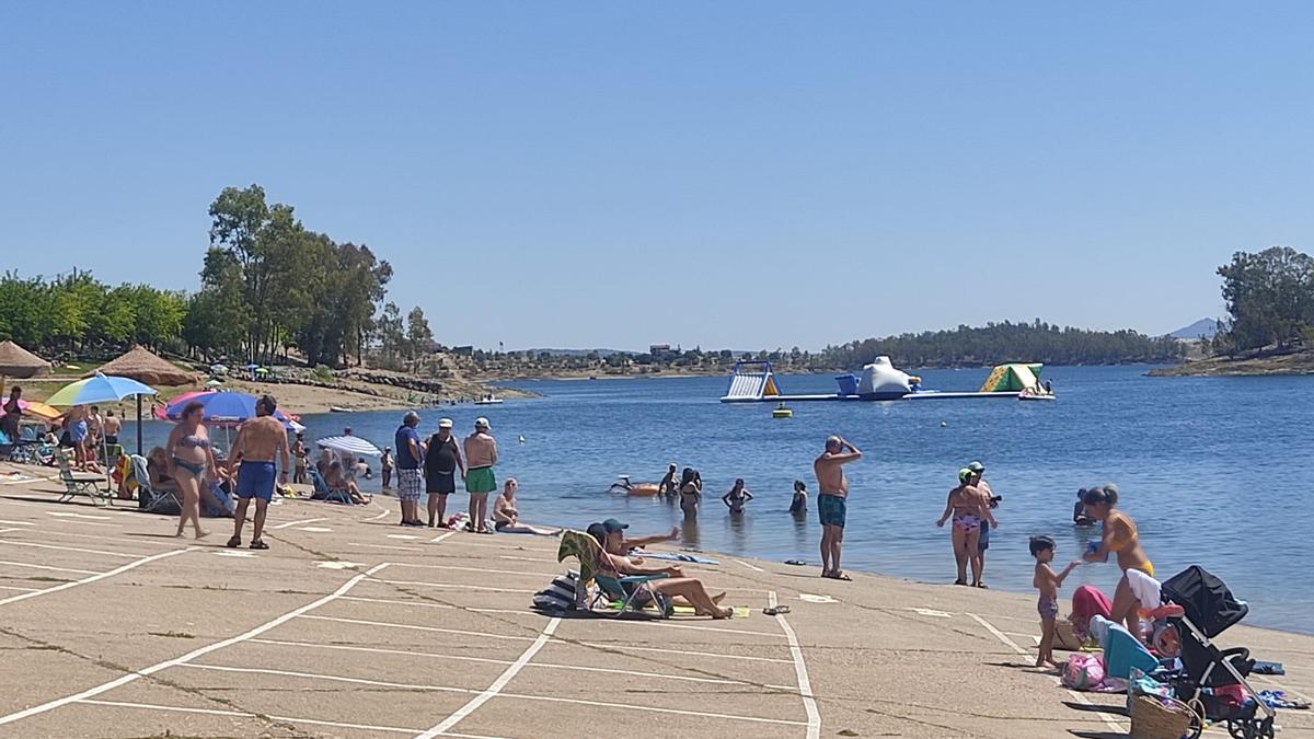 Playa de Orellana la Vieja. El bañista disfruta de todos los servicios de una playa marítima.