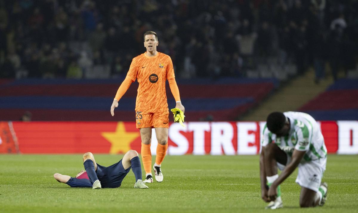 Szczesny se dirige a un compañero tendido en el suelo, derrengado por el esfuerzo.