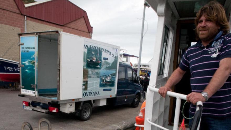 Fidel Álvarez preparando su barco para salir al bonito, el año pasado