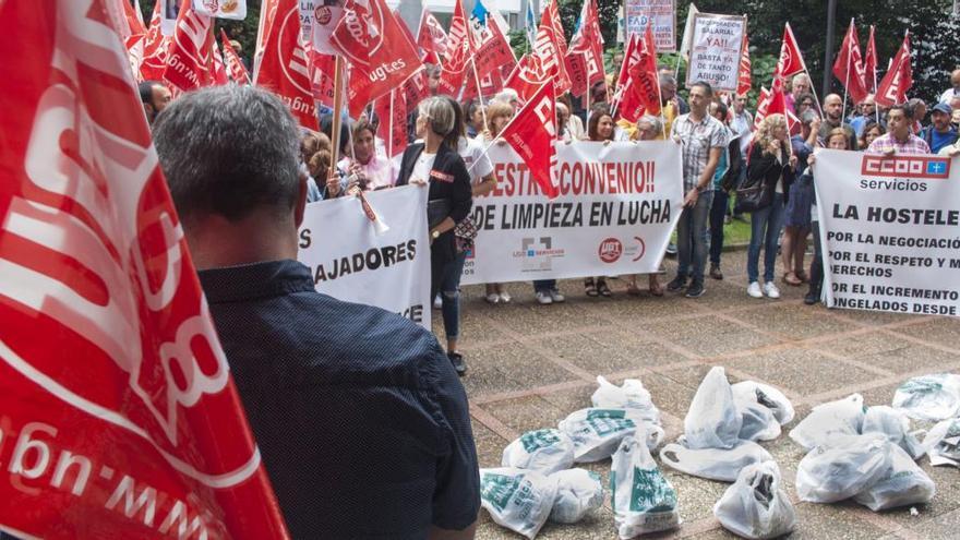 Los manifestantes, ante la sede de FADE.