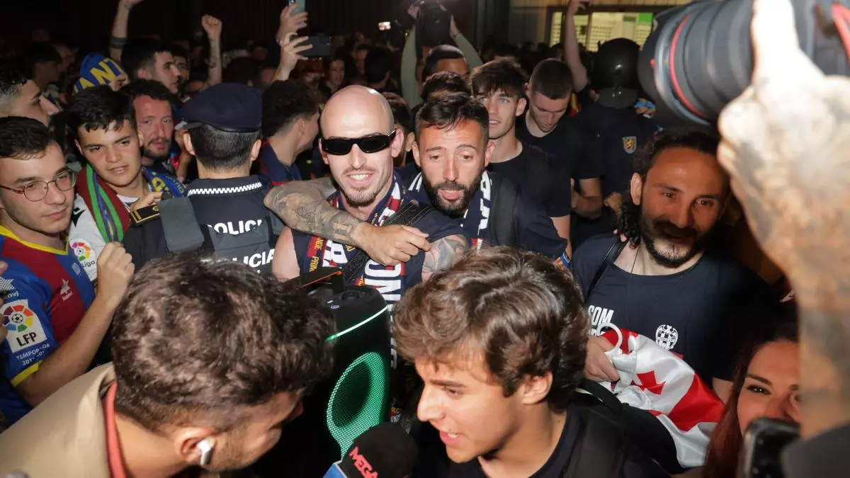Locura en València: así recibió su afición al Levante UD de madrugada