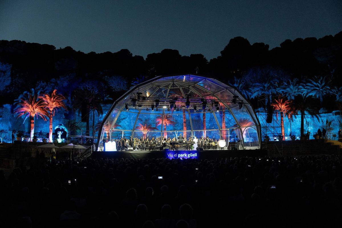 Concierto del Cor del Liceu a la Plaça de la Natura del Park Güell.