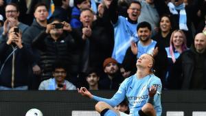 MANCHESTER (United Kingdom), 19/04/2026.- Manchester Citys Erling Haaland celebrates after scoring for the 2-1 goal during the English Premier League match Manchester City against Arsenal FC, in Manchester, Britain, 19 April 2026. (Reino Unido) EFE/EPA/PETER POWELL EDITORIAL USE ONLY. No use with unauthorized audio, video, data, fixture lists, club/league logos, live services or NFTs. Online in-match use limited to 120 images, no video emulation. No use in betting, games or single club/league/player publications. EDITORIAL USE ONLY. No use with unauthorized audio, video, data, fixture lists, club/league logos, live services or NFTs. Online in-match use limited to 120 images, no video emulation. No use in betting, games or single club/league/player publications