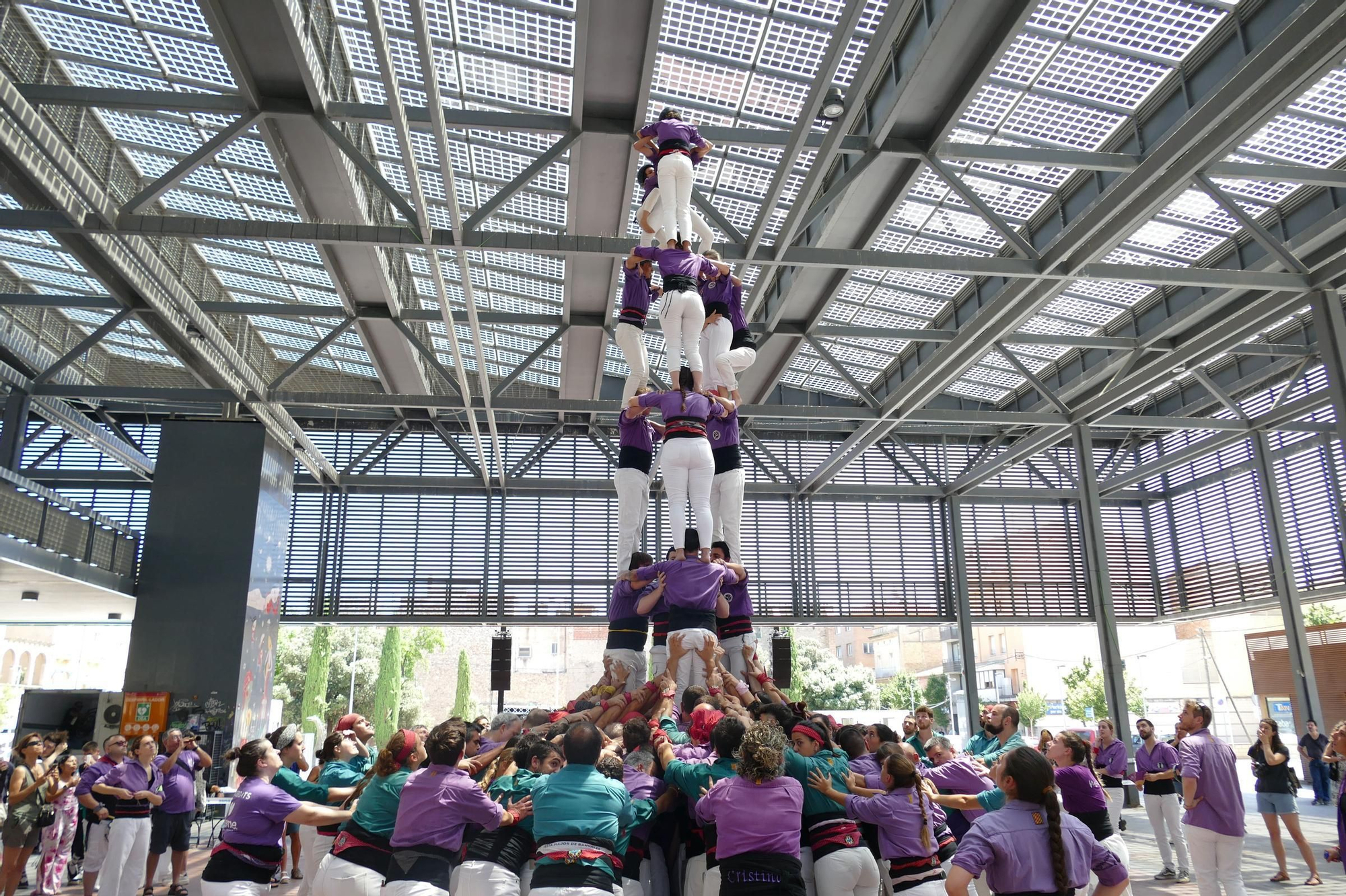 La plaça Catalunya de Figueres s’omple de castells en una Diada de Sant Pere marcada per calor
