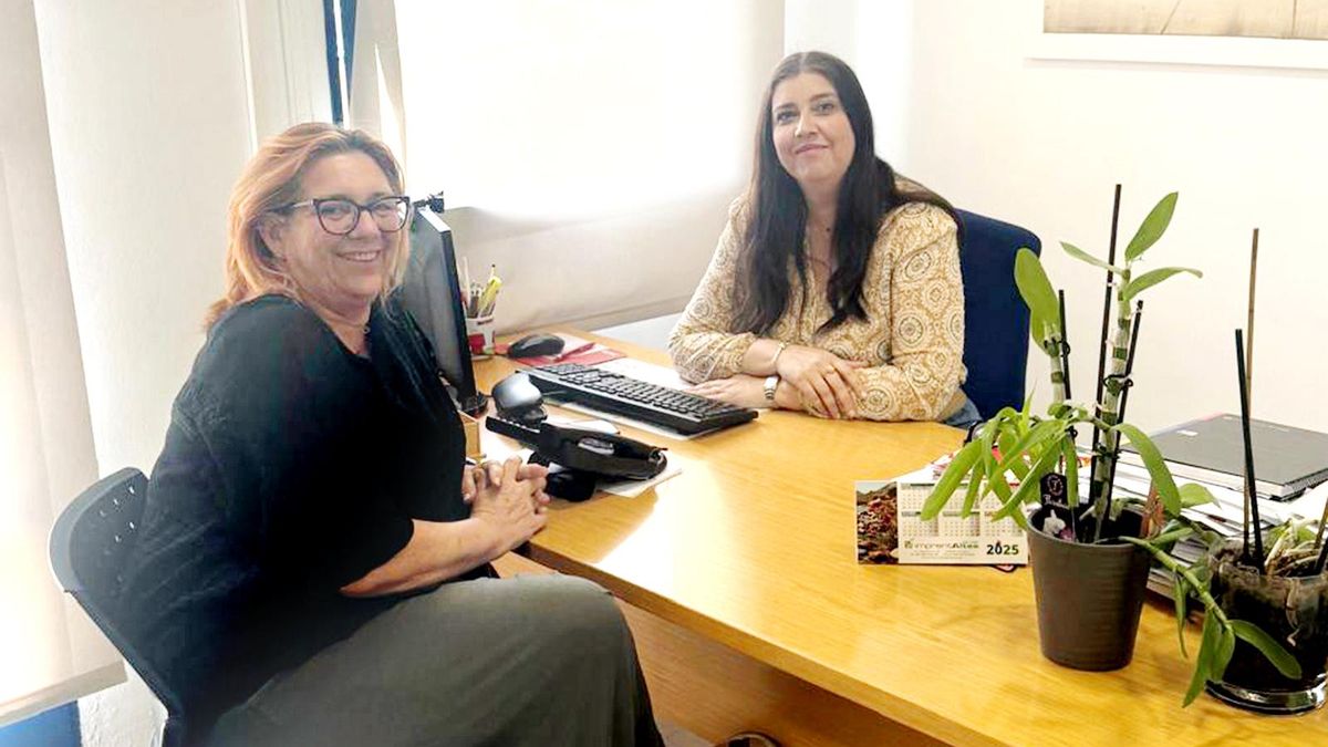 La concejala Anna Lanuza (a la derecha) y la coordinadora Amaya Madaleno presentando la Oficina del Mayor de Altea.