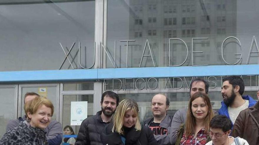 Vecinos de Novo Mesoiro con miembros de partidos, en una entrega de firmas antes de las elecciones municipales para exigir a la Xunta un colegio.