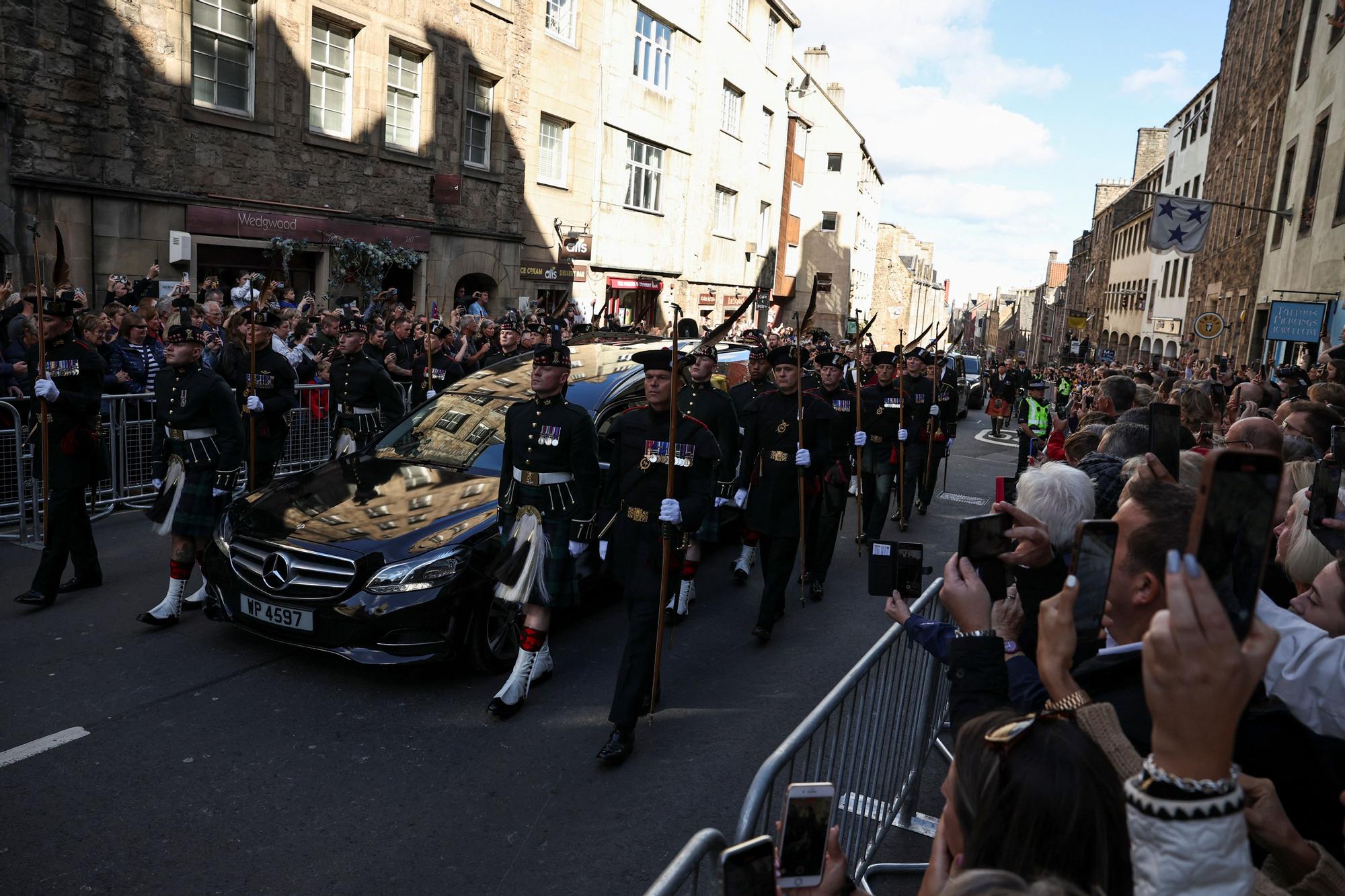 EN FOTOS | Una multitud acomiada Elisabet II a Edimburg