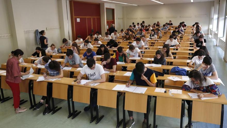 Alumnos en pleno examen de `selectividad el año pasado.