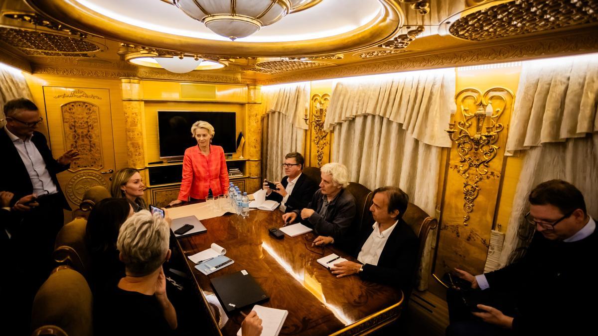 La presidenta de la Comisión Europea, Ursula Von der Leyen, en el tren que la ha trasladado desde Polonia a Kiev, en Ucrania.