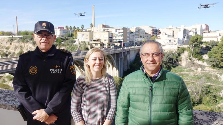 El comisario de la Policía, Local y los ediles Enguix y Gandia, ayer con los drones detrás.