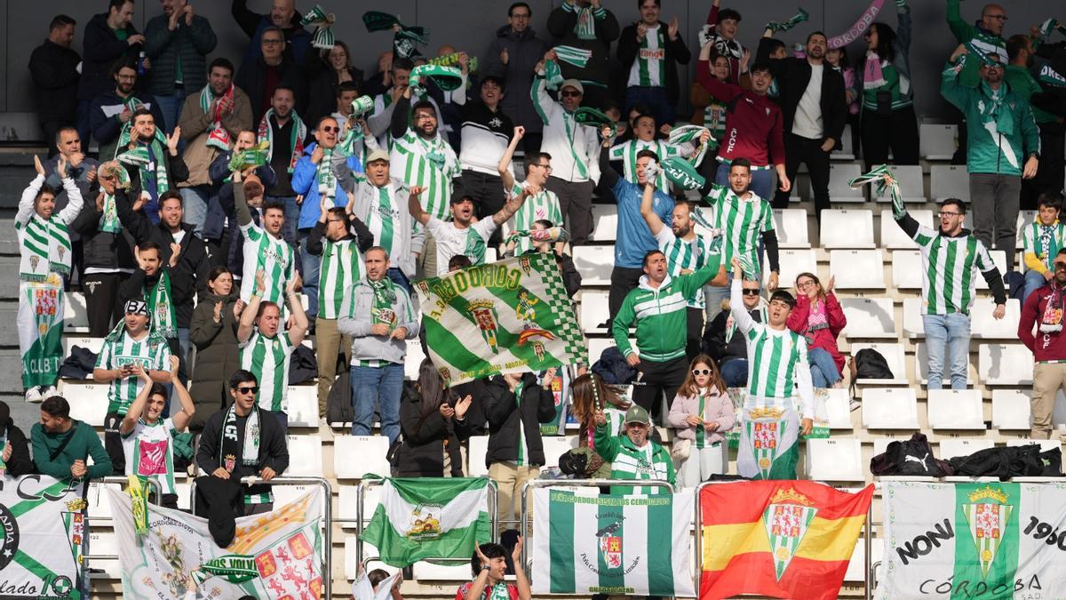 Aficionados del Córdoba CF respaldan a los blanquiverdes ante el Burgos.