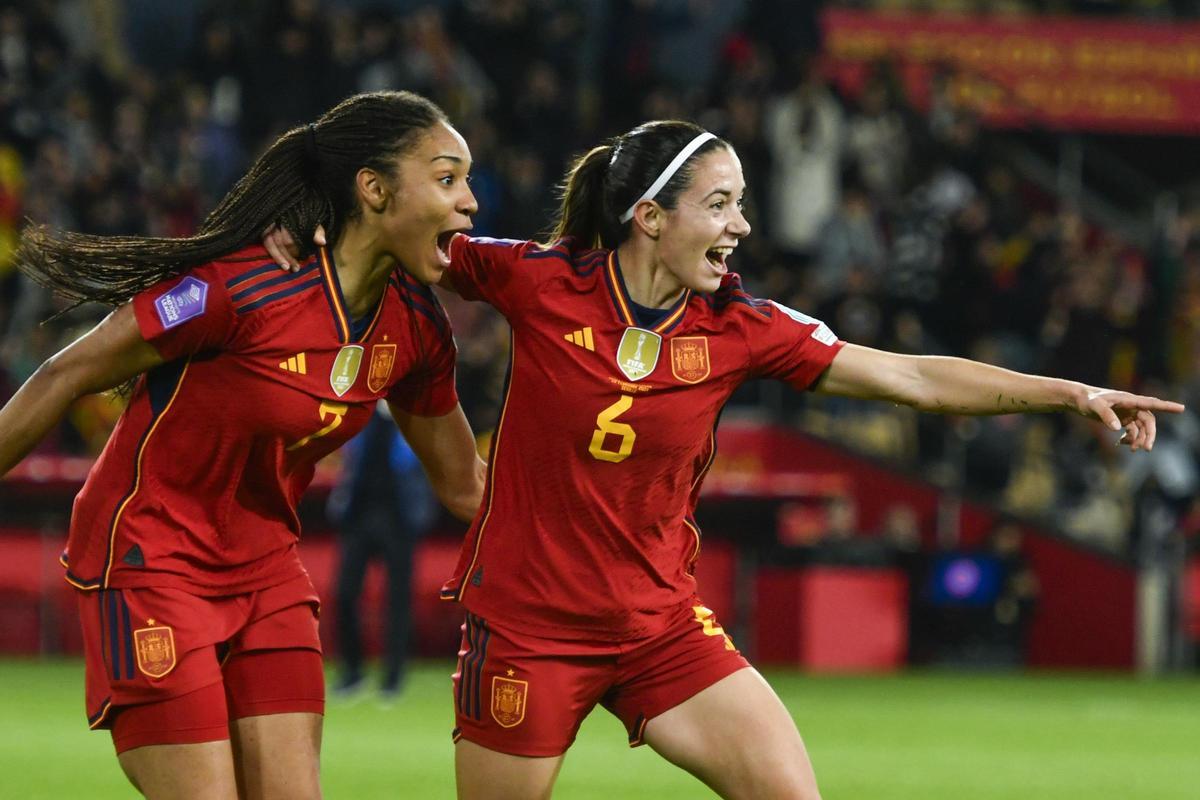 Salma y Aitana celebran un gol contra Países Bajos