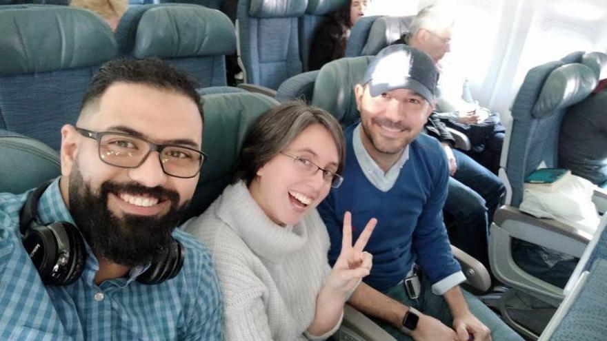 Tres zaragozanos en el vuelo de Air Canadá: «Estábamos tranquilos hasta que alguien ha mirado el móvil»