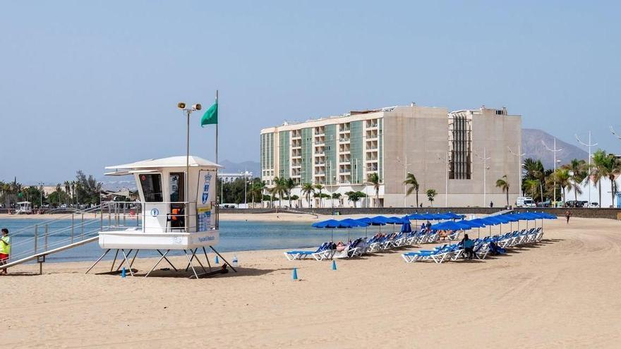Sanidad confirma la buena calidad del agua de El Reducto y Arrecife levanta la restricción al baño
