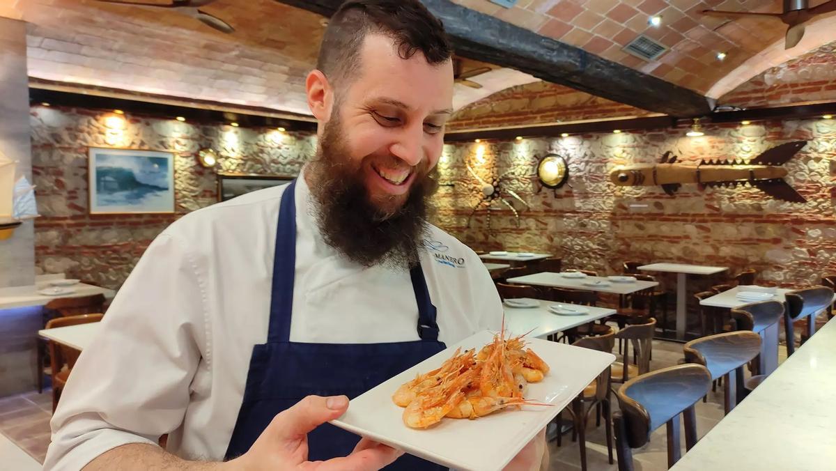El cocinero Àlex Guiu, de Ribera Manero, con un plato de gamba 'panxuda' frita.