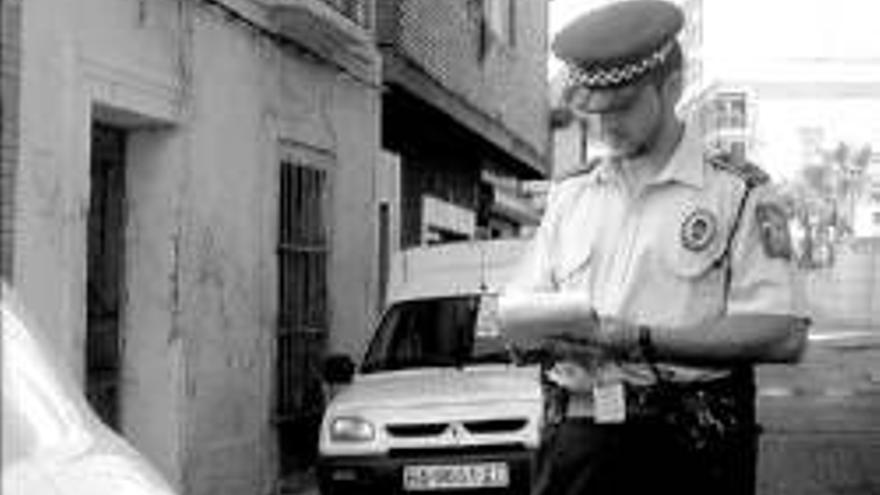 Los policías locales imponen unas 600 multas mensuales