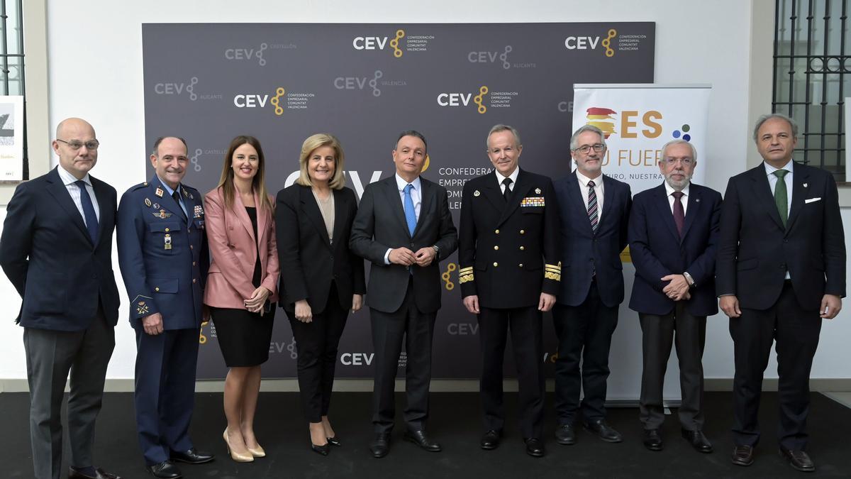 Fátima Báñez y Salvador Navarro, junto a otros participantes en la jornada