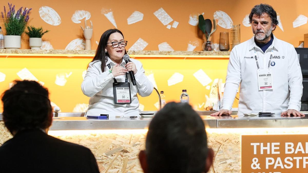 Monica Meschini, con Juan Rubio, fundador de Wikichoco, durante su intervención, este lunes, en Alimentaria.