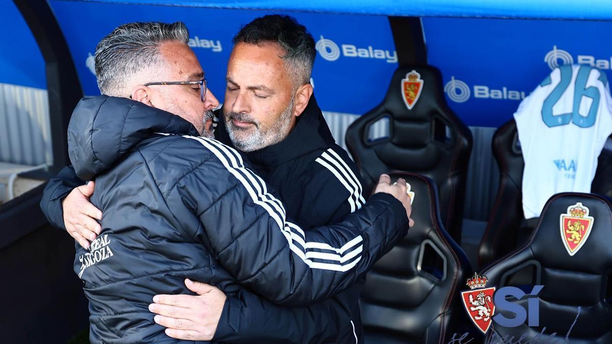 Néstor Pérez y David Navarro se abrazan antes del partido ante el Racing en el Ibercaja Estadio.