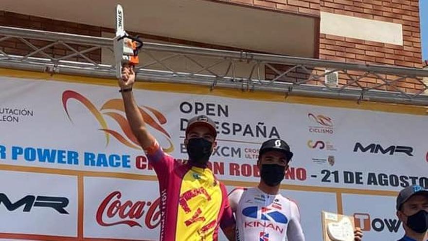 Álvaro Lobato, con el trofeo de campeón de Castilla y León de XCM.