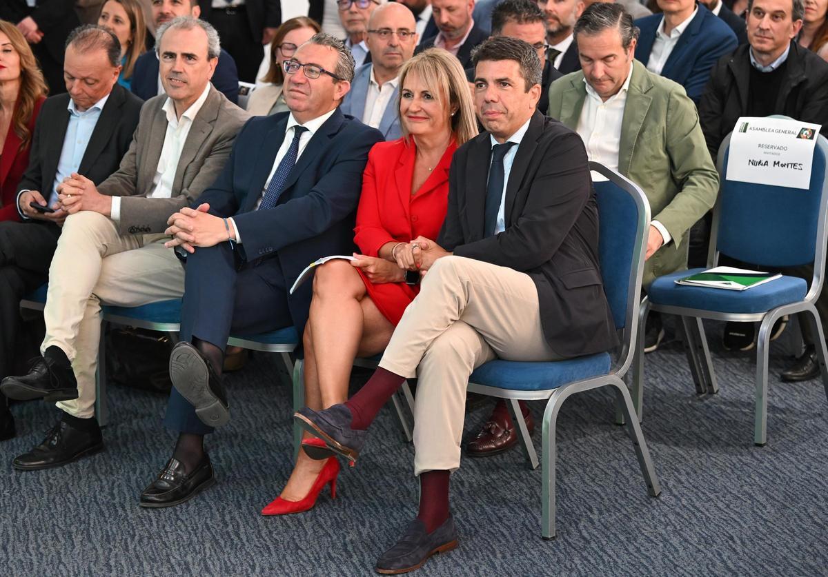 Mazón y Montes en la asamblea de Hosbec.