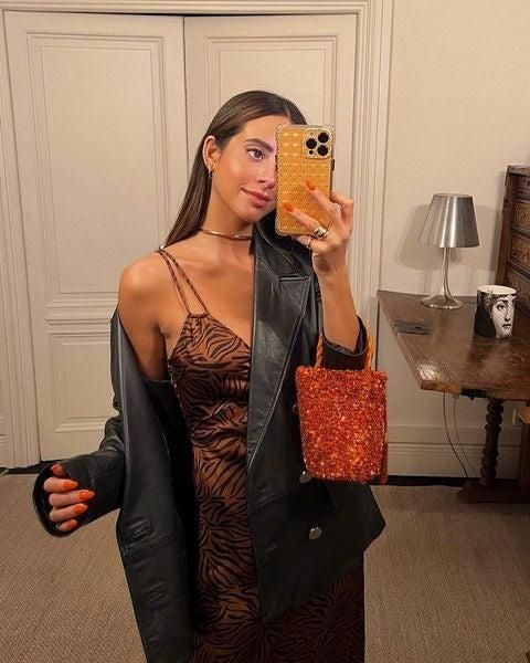 María F. Rubíes con vestido lencero y cazadora de cuero