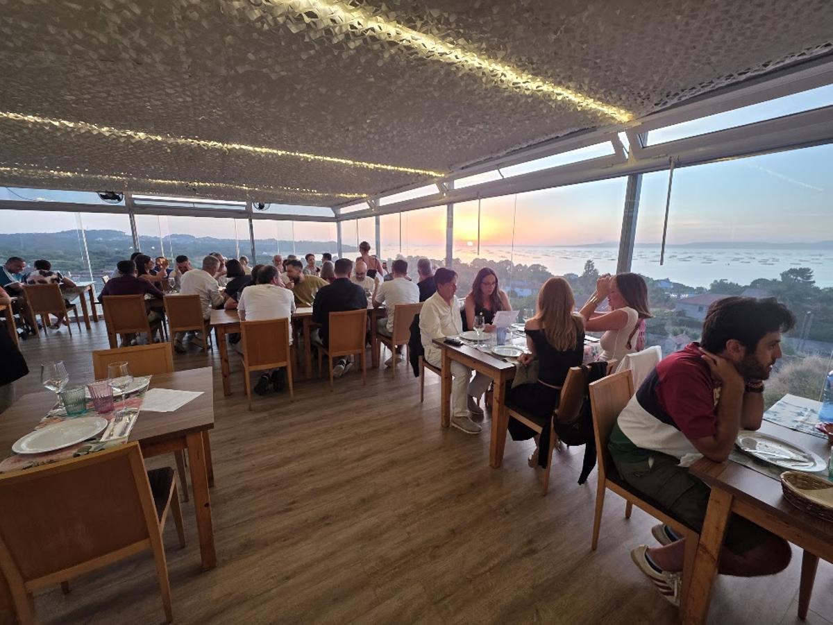 El restaurante con vistas a la ría del hotel O Castro.