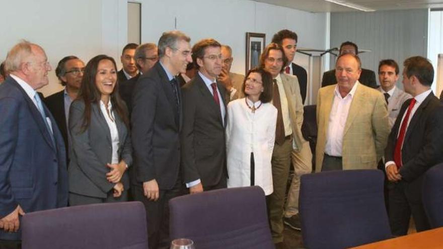 Feijóo (c.), antes de comenzar la reunión con los astilleros y la patronal del metal en Vigo.  // Jesús de Arcos