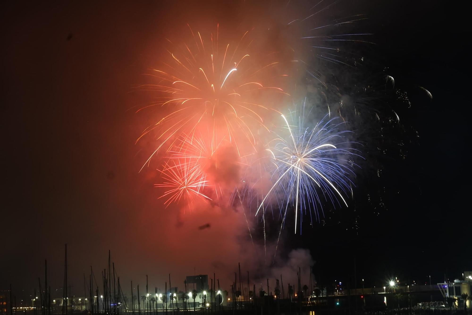 Los fuegos artificiales de Hermanos Ferrández incendian la noche alicantina