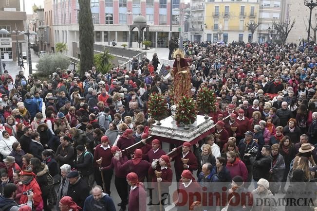 Los romeros acompañan a la Santa pese al frío.