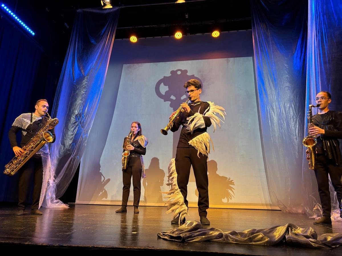 Un momento del ensayo general en el Teatre del Raval, en Gandía.