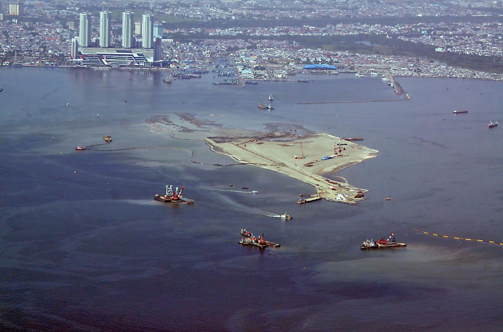 Vista aérea de la recuperación de tierras en la Bahía de Jakarta, Indonesia