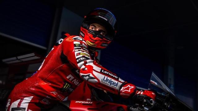 Marc Márquez (Ducati) mira al sortir del taller del Lenovo Ducait, a Le Mans.