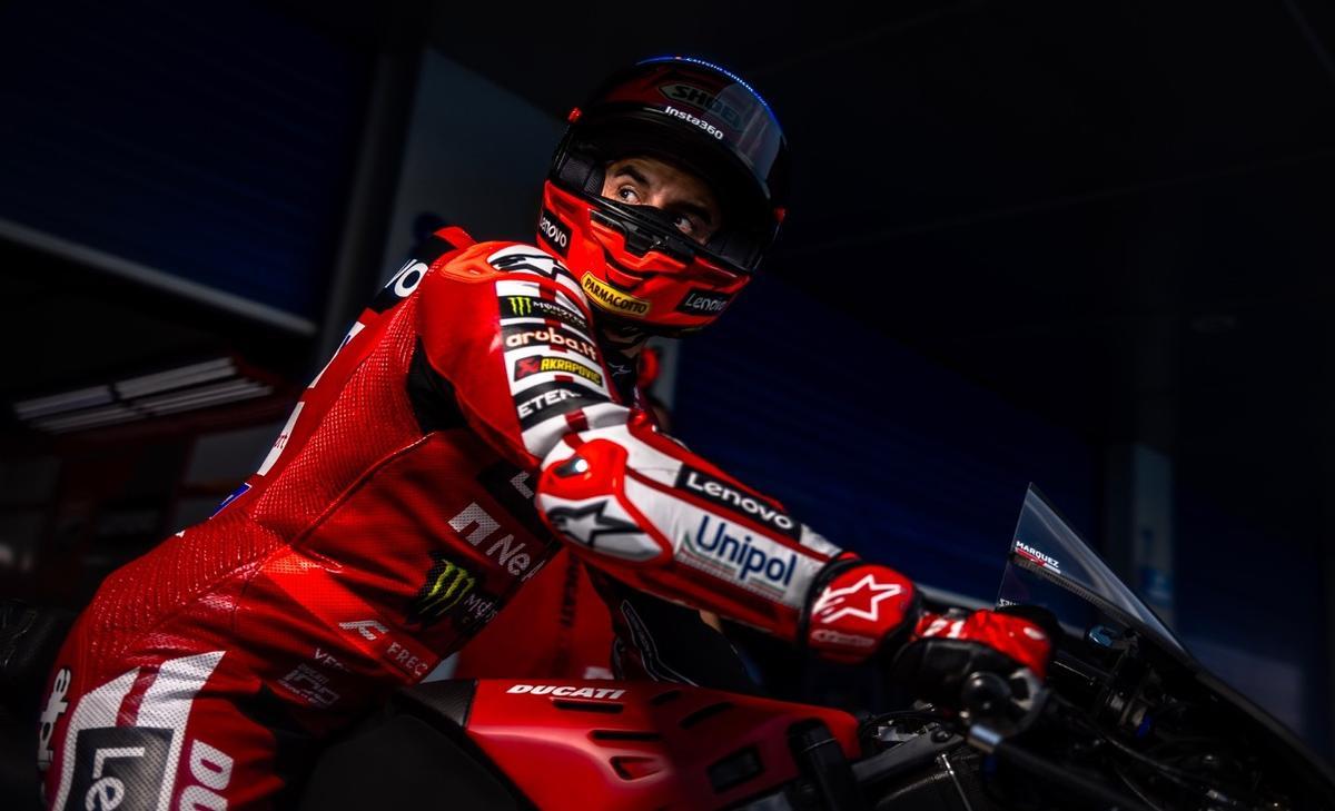 Marc Márquez (Ducati) mira al salir del taller del Lenovo Ducait, en Le Mans.